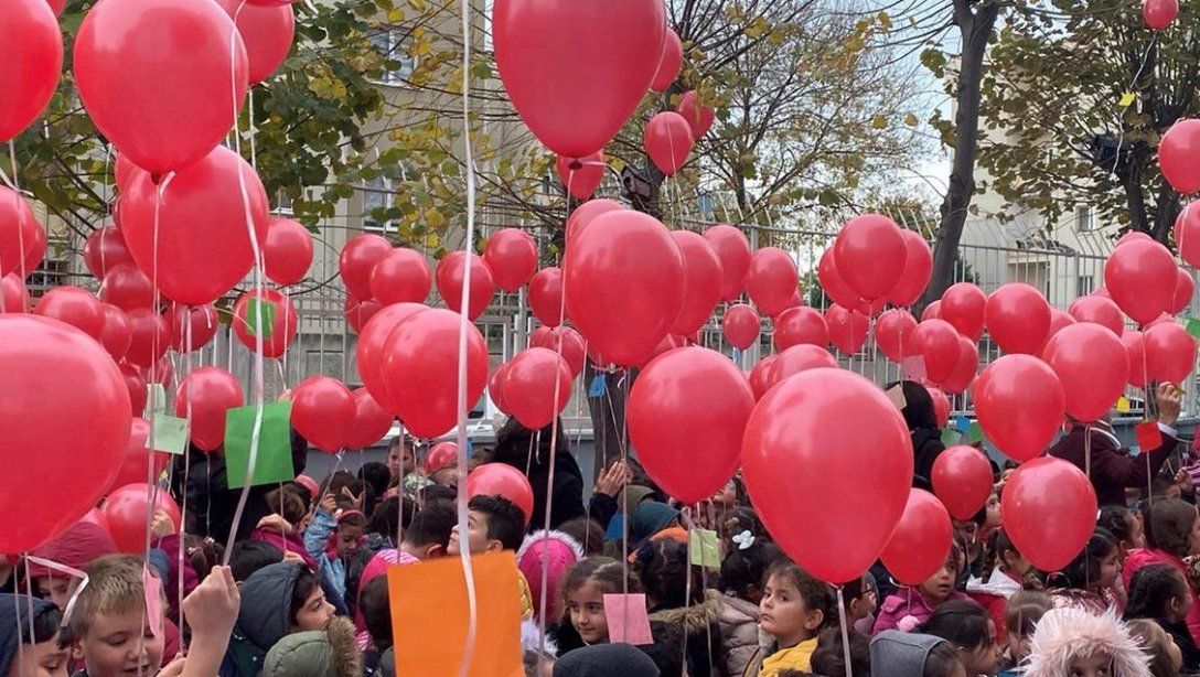 Dünya Engelliler Günü'nde Bakırköy Murat Kölük İlkokulu'ndan balon etkinliği