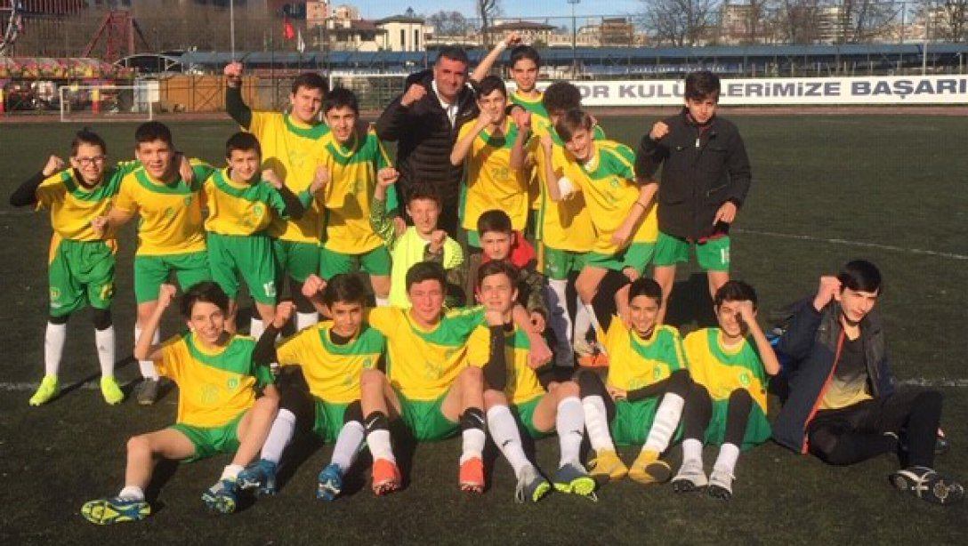 İbni Sina Ortaokulu Futbol Takımı'ndan Büyük Başarı
