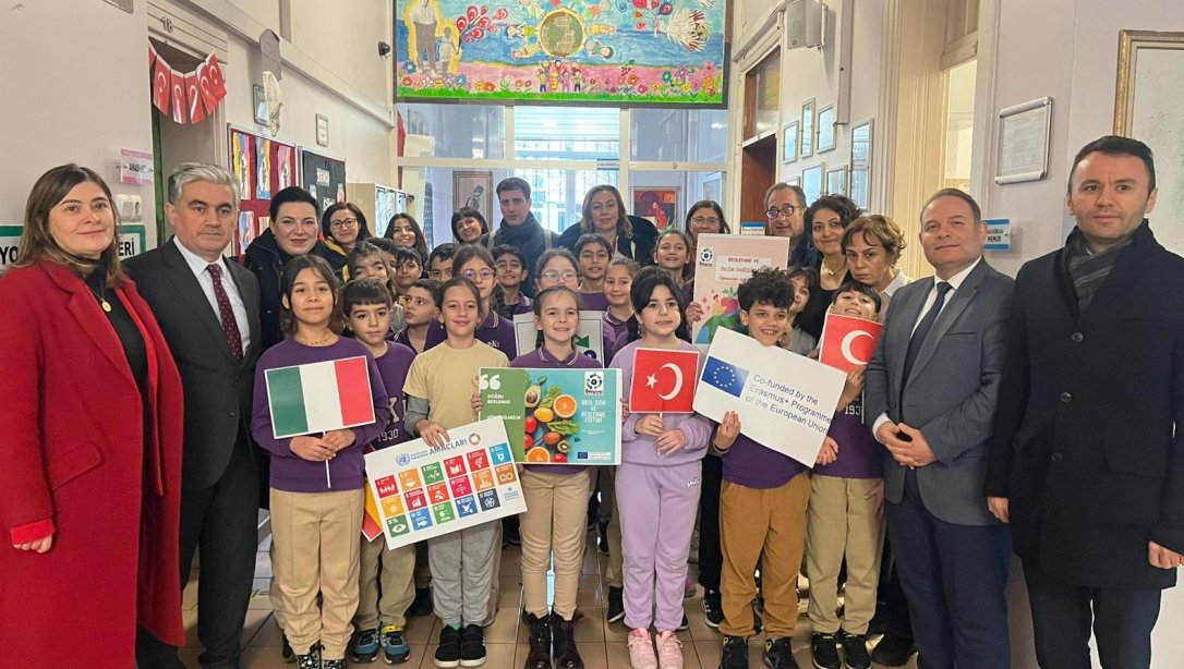 İtalya, İspanya, Slovakya ve Makedonya ülkelerinden öğretmenler İlçe Milli Eğitim Müdürümüz Kürşat ARZUOĞLU'nu ziyaret etti.