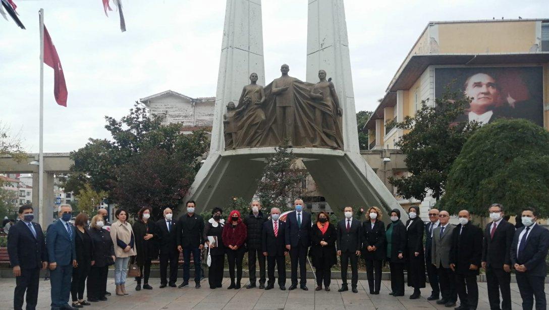 19 Ekim Muhtarlar Günü Kutlama programı çerçevesinde Bakırköy Cumhuriyet Meydanı'nda  Atatürk Anıtı önünde çelenk sunma programı düzenlendi.   