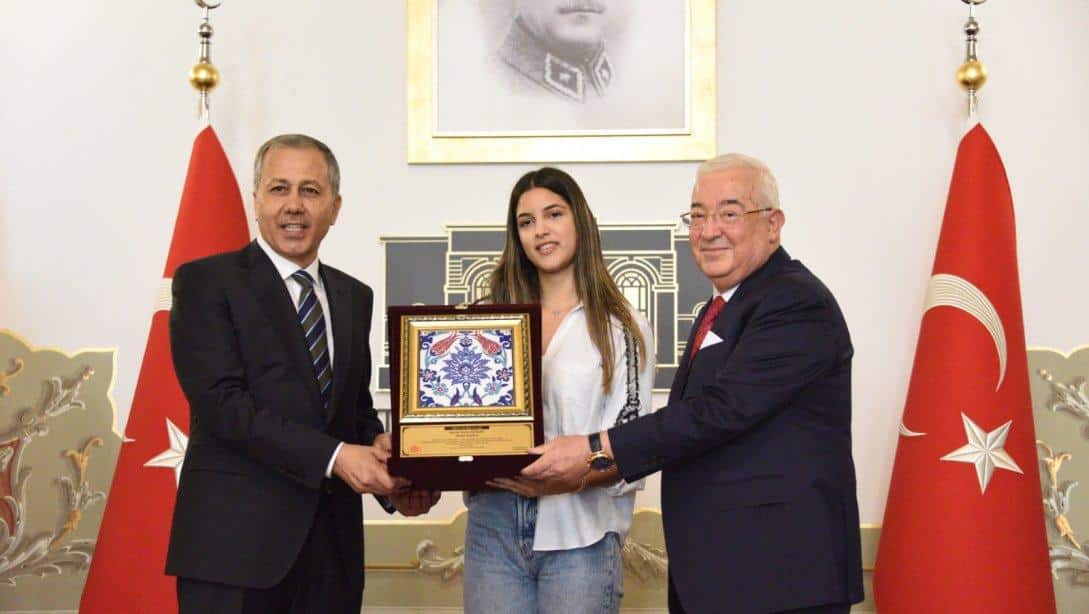 Bakırköy Mesleki Eğitim Merkezi Öğrencimiz Azra Ayral'a Yılın Çırağı Ödülü