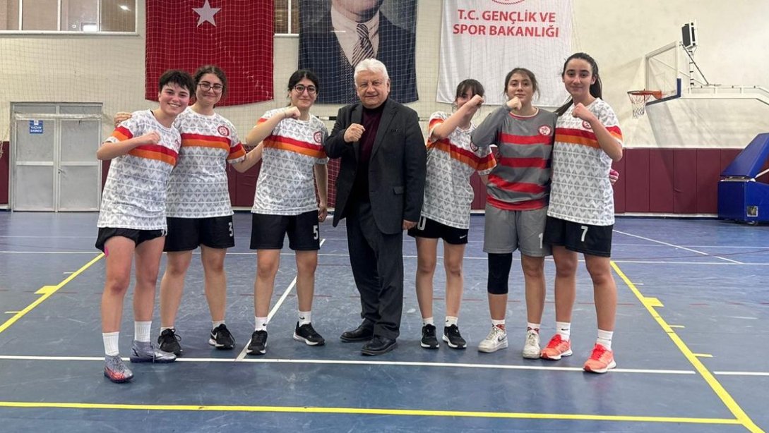 Okul Sporları Futsal Genç Kızlar İl Birinciliği müsabakalarında ilçemiz Bakırköy Anadolu Lisesi yarı finale yükselmiştir. İlimizi grup müsabakalarında temsil etmeye hak kazanmıştır. Öğretmen ve öğrencilerimizi tebrik ederiz.